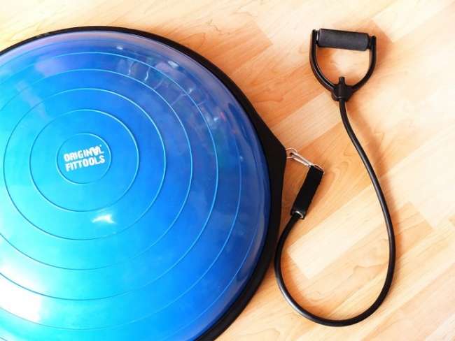 Полусфера гимнастическая надувная Original Fit. Tools R2 с эспандерами и насосом Полусфера гимнастическая надувная Original Fit. Tools R2 с эспандерами и насосом